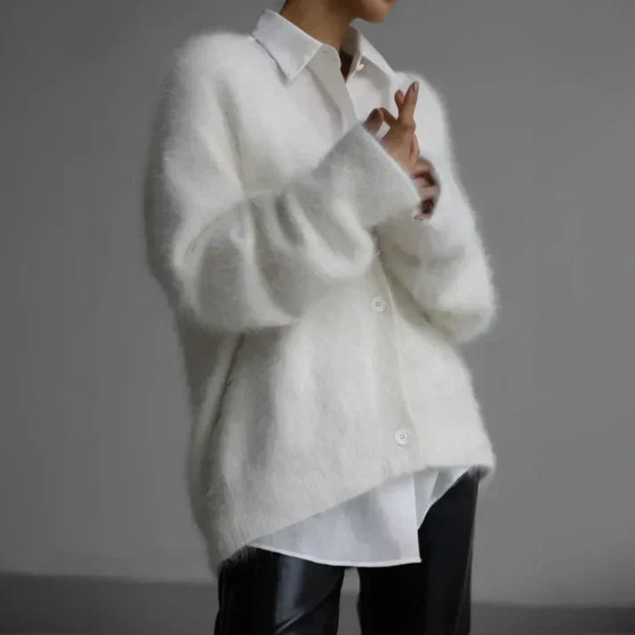 Luxe Oversized Pluizige Kasjmier Pullover met Knoopsluiting